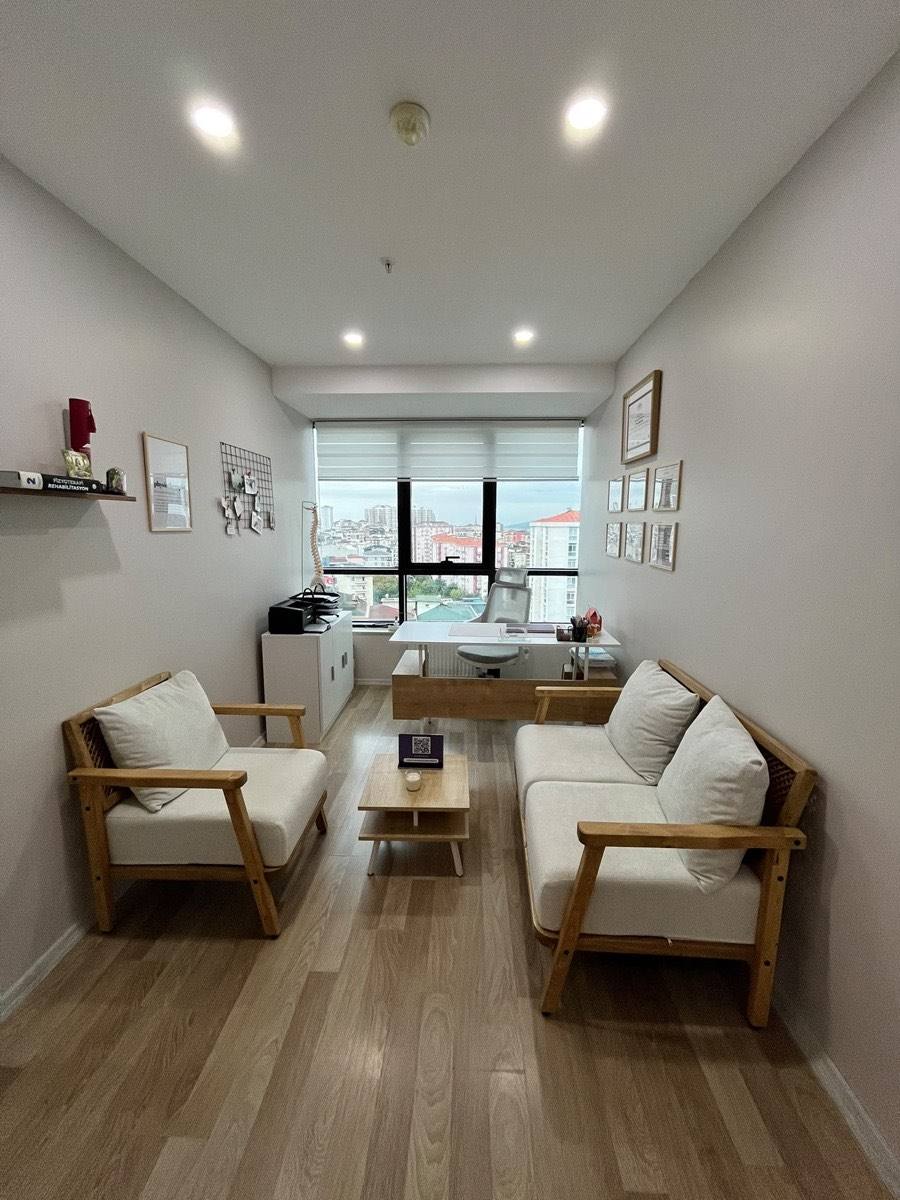 Kartal Cevizli'deki fizyoterapi merkezinin aydınlık görüşme ve değerlendirme odası