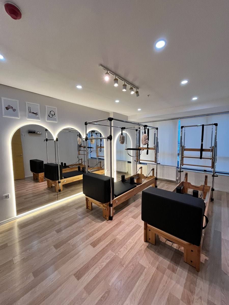 Kartal Cevizli'deki reformer pilates stüdyosu: cadillac reformer aletleri ve ışıklı kemerli aynalar